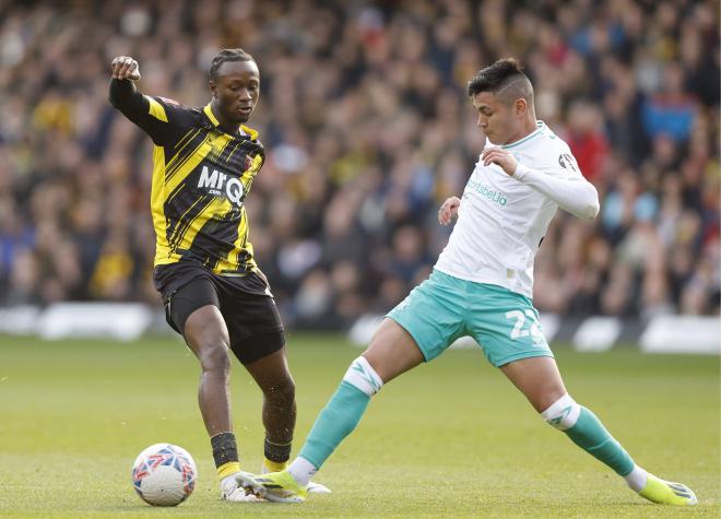 Carlos Alcaraz pelea por un balón en un partido del Southampton (Cordon Press)