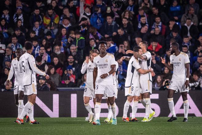Joselu celebra con sus compañeros su gol en el Getafe-Real Madrid (FOTO: Cordón Press).