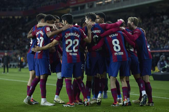 Los jugadores del Barcelona celebran el gol de Vitor Roque al Osasuna (Foto: Cordon Press).