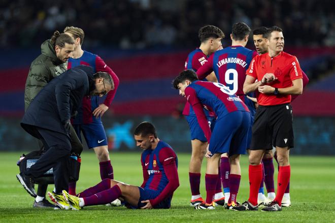 Los jugadores reaccionan a la lesión de Ferran Torres en el Barça-Osasuna (Foto: Cordon Press).
