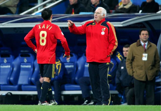 Xavi, recibiendo las órdenes de Luis Aragonés en un partido de la Euro 2008 (Cordon Press)