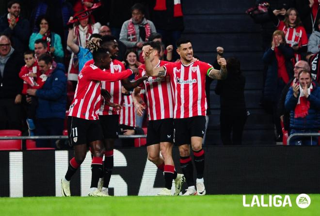 Los jugadores del Athletic celebran uno de los goles de Yuri Berchiche (Foto: LALIGA).