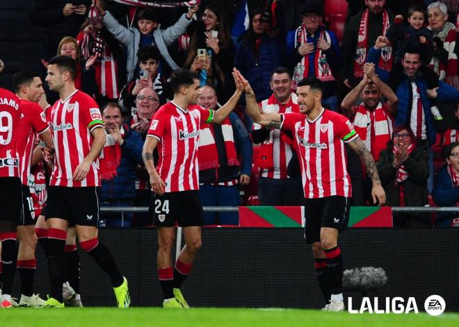 Los jugadores del Athletic celebran uno de los goles de Yuri Berchiche (Foto: LALIGA).