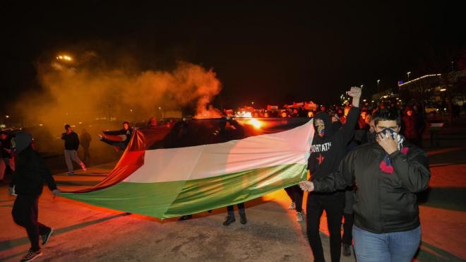 Aficionados del Baskonia llegando con banderas de Palestina al partido.