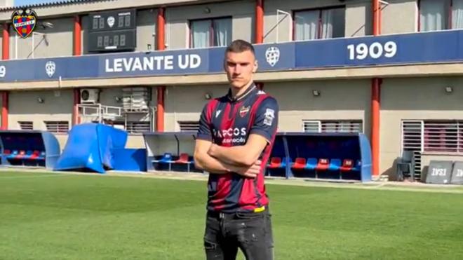 Nikola Maras posa como nuevo jugador del Levante.