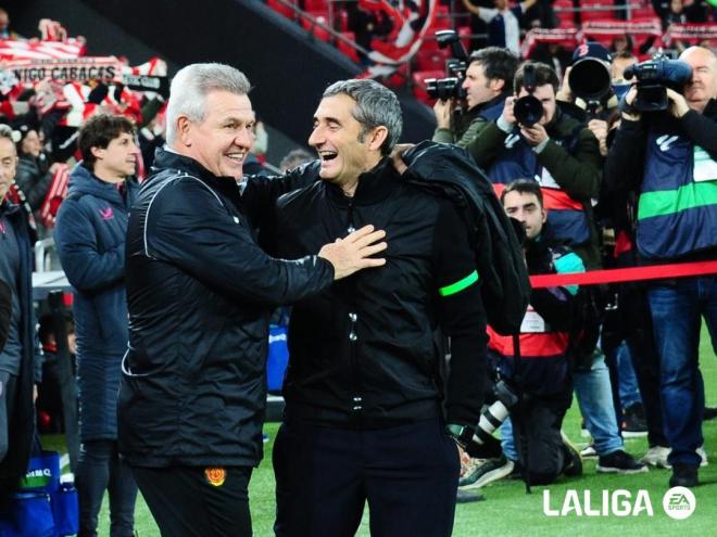 Valverde, sonriente en su saludo con el 'Vasco' Aguirre antes del Athletic-Mallorca (Foto: LALIGA).