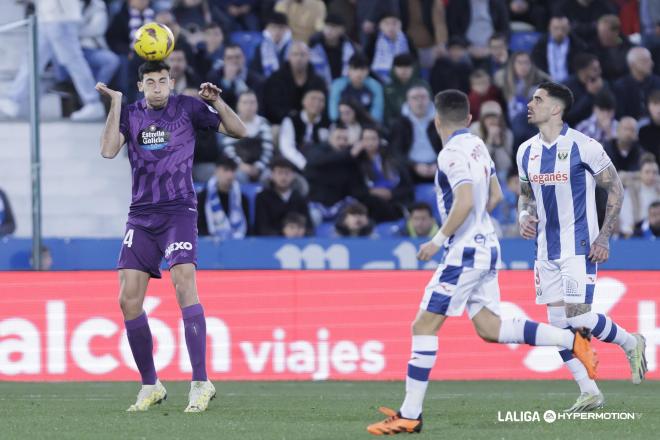 César Tárrega cabecea en el Leganés - Real Valladolid.