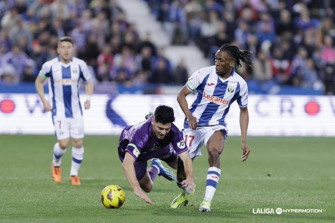 Víctor Meseguer recibe una falta en el Leganés - Valladolid (Foto: LALIGA).