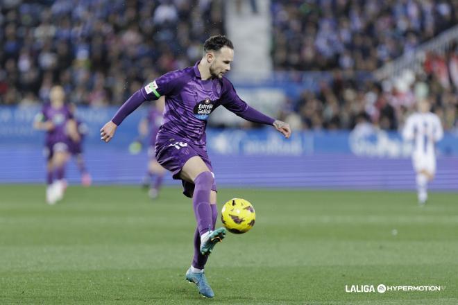 Ivi Sánchez controla en el Leganés - Valladolid (Foto: LALIGA).