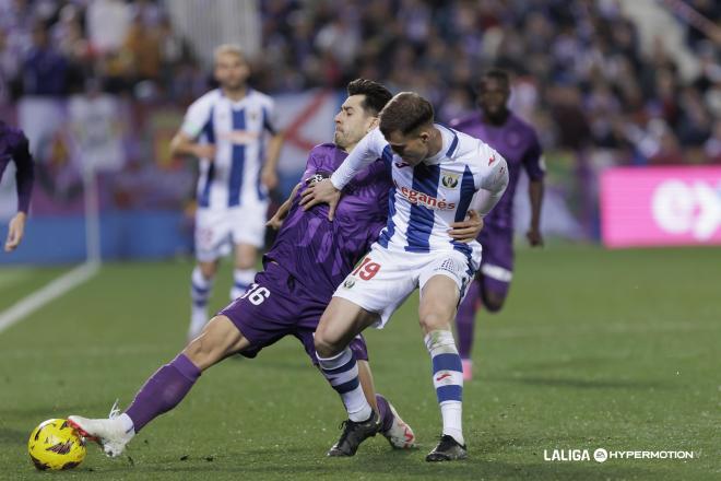 César de la Hoz lucha un balón en el Leganés - Real Valladolid. 