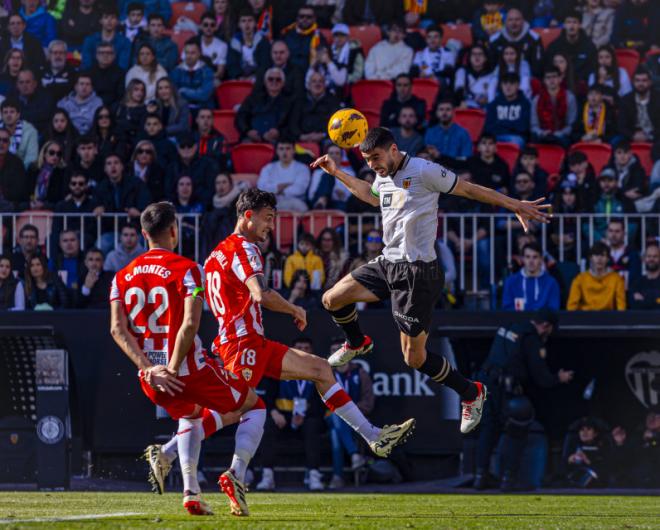 Cenk despeja un balón por alto ante la UD Almería
