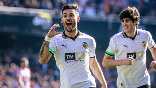 Hugo Duro celebra su gol al Almería con el brazalete contra el cáncer (Foto: Valencia CF).