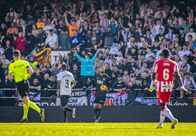 Mamardashvili, ante la UD Almería (Foto: Valencia CF).