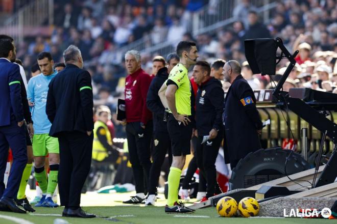 Muñiz Ruíz revisa en el monitor de VAR de Mestalla (Foto: LALIGA).