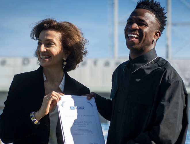 Vinícius recibiendo el premio