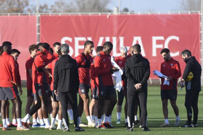 Los jugadores del Sevilla, en un entrenamiento (Foto: Kiko Hurtado).