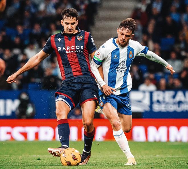 Álex Muñoz en el partido entre el Espanyol y el Levante. (Foto: LUD)