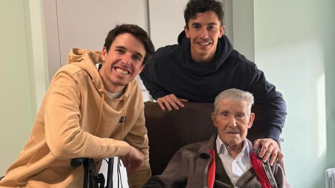 Álex y Marc Márquez, junto a su abuelo Ramón (@marcmarquez93)