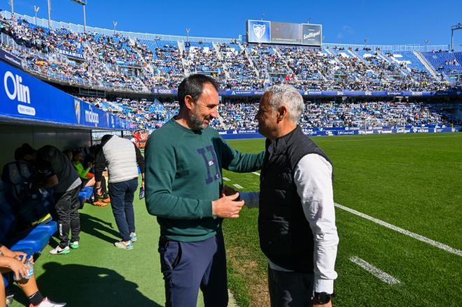 Pellicer y Barrero se saludan antes del Málaga-Atlético Baleares. (ATB)