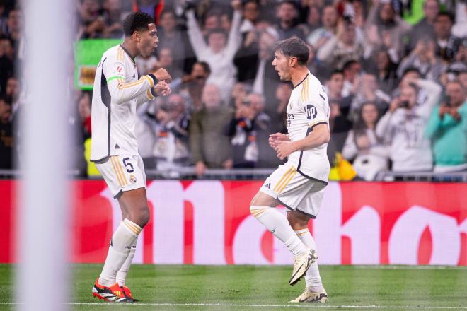 Brahim Díaz celebra bailando con Bellingham su gol en el Real Madrid-Atlético (Foto: LALIGA).