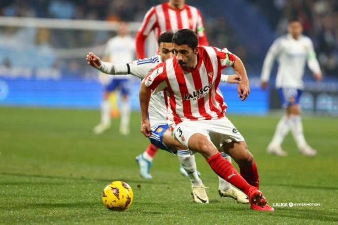 Cote pelea por el balón en el Zaragoza - Sporting (Foto: LaLiga).