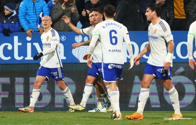 Los jugadores del Real Zaragoza celebran un gol (Foto: LALIGA).