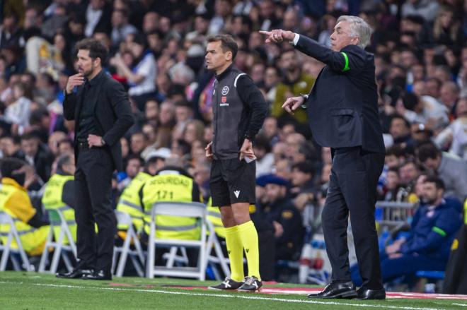 Ancelotti da instrucciones durante el derbi Real Madrid-Atlético (Foto: Cordon Press).