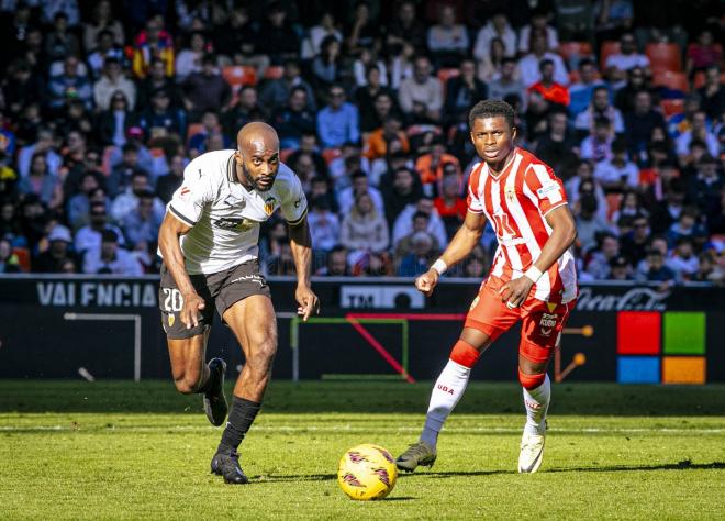 Foulquier ante Largie Ramazani en Mestalla (Foto: Valencia CF)
