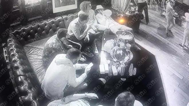 Futbolistas del Arsenal pillados en un bar consumiendo gas de la risa.