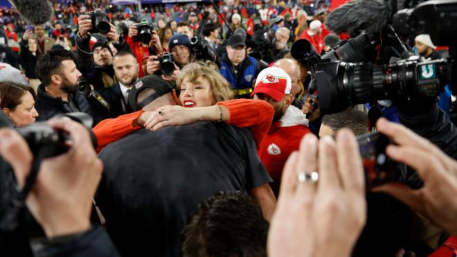 Taylor Swift abranzando a Travis Kelce tras pasar a la final de la NFL (Cordon Press)