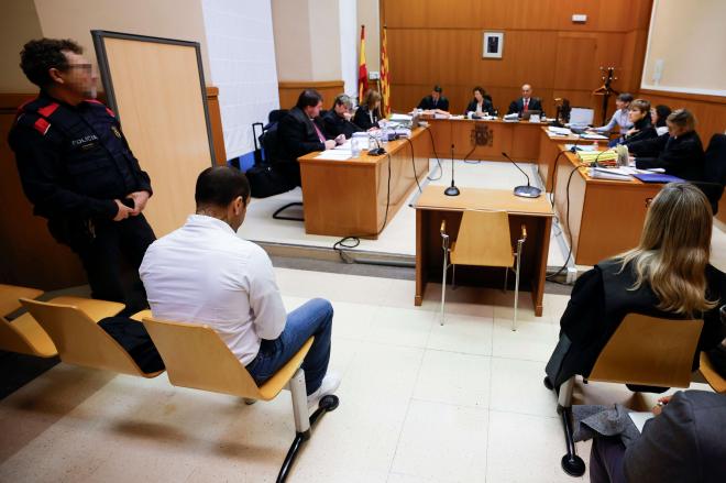 Dani Alves durante el primer día de su juicio (Foto: Europa Press).