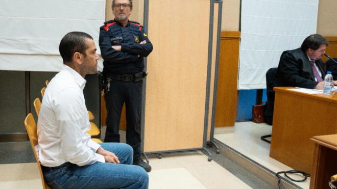 Dani Alves sentando en el banquillo de los acusados (Europa Press)