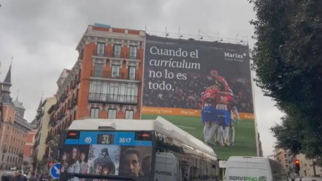 La pancarta del Girona antes de medirse al Real Madrid en la capital (Foto: Sergio Horas).