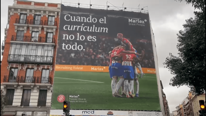 La pancarta del Girona antes de medirse al Real Madrid en la capital (Foto: Sergio Horas).