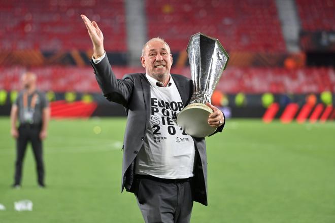Peter Fischer celebrando el título de Europa League cosechado en Sevilla (Cordon Press)