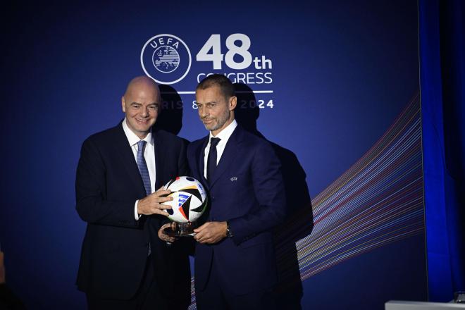 Gianni Infantino y Aleksander Ceferin posan en un Congreso de la UEFA (Foto: Cordon Press).