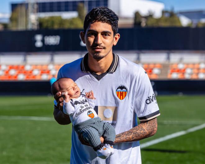 César Moreno posa con su hijo. Foto: Valencia CF