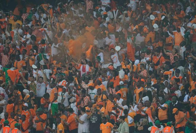 La afición de Costa de Marfil celebrando en las gradas el pase a la final de la Copa África.