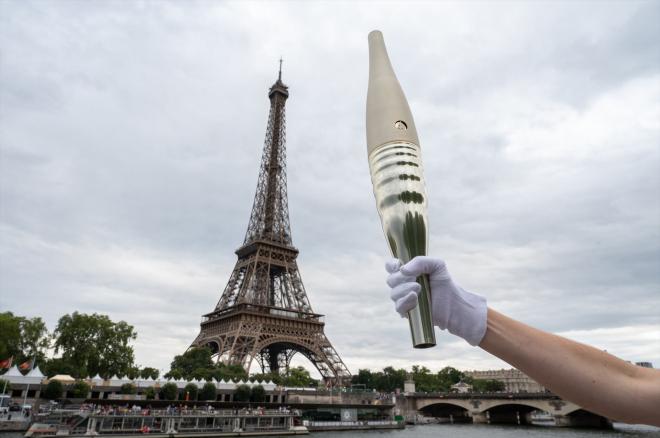 La antorcha olímpica de París 2024 con la Torre Eiffel al fondo (Europa Press).