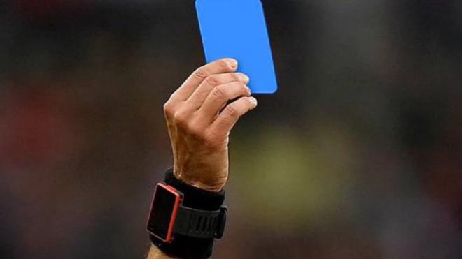 La tarjeta azul llega al fútbol (@andresweiss_)