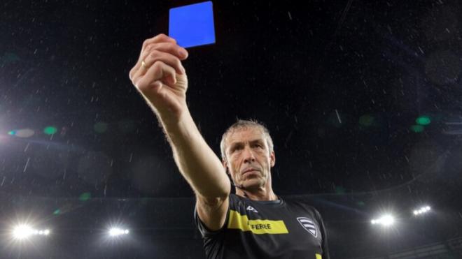 La tarjeta azul ya es una realidad en el fútbol (@GradaBpro)