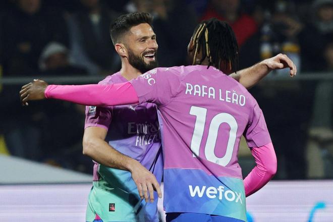 Leao celebra un gol del Milán con Giroud.