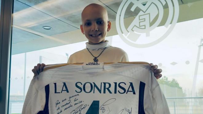 María con la camiseta firmada por los jugadores del Madrid. (Fuente: nachofdez90)