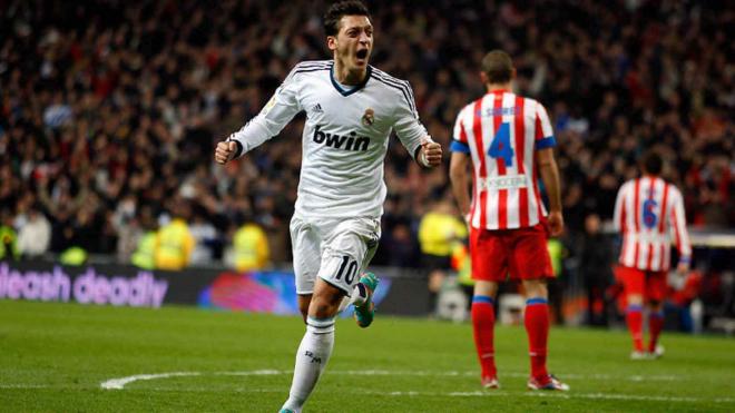 Mesut Özil celebra un gol al Atlético de Madrid.