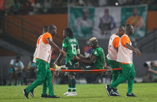 Osimhen se marchó lesionado de la Copa África.