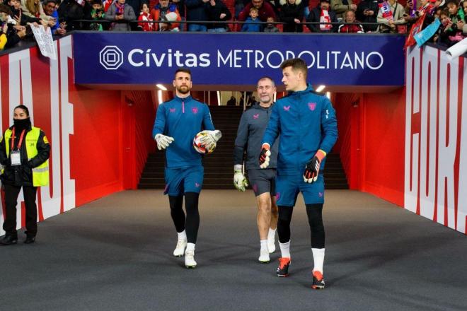 Julen Agirrezabala y Unai Simón saltan a calentar en Copa en el Metropolitano (Foto: Athletic Club).
