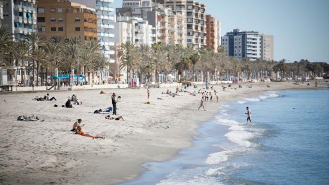 Varias personas en la Playa del Zapillo de Almería disfrutan del calor inusual en enero (Europa Press).