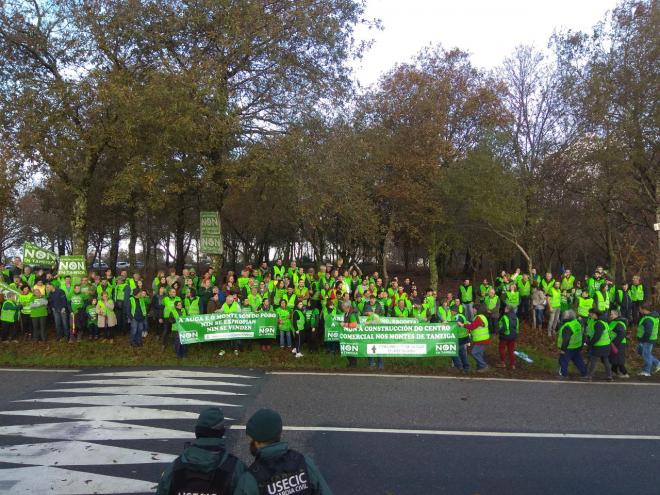 Protesta de Ecoloxistas en Acción ante la ciudad deportiva del Celta (Foto: @ecologistas).