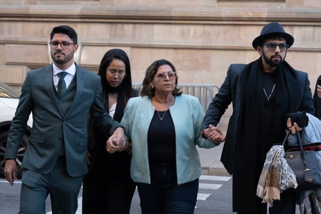 La familia de Dani Alves y su abogada en la llejada a la Audiencia de Barcelona (Europa Press)