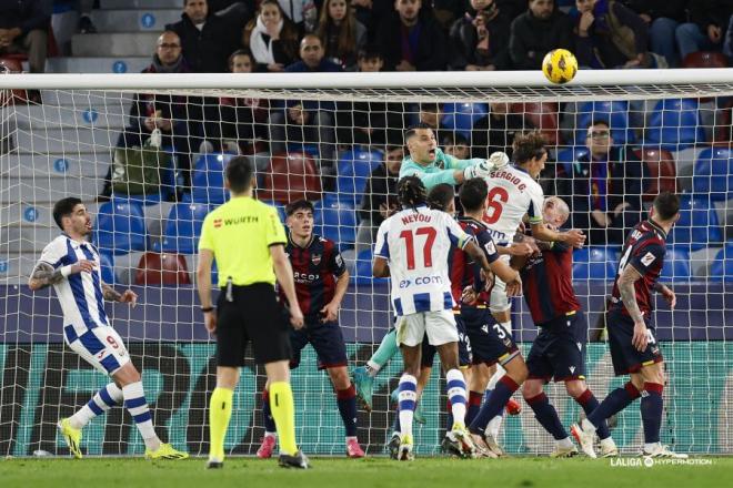 Andrés Fernández despeja un balón en el Levante - Leganés. (Foto: LALIGA)